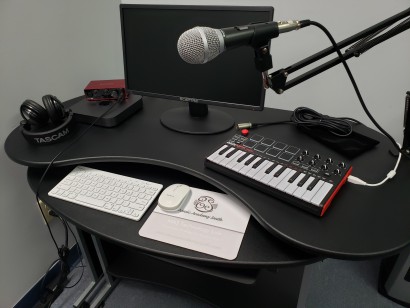 A station at the Music Academy South production lab